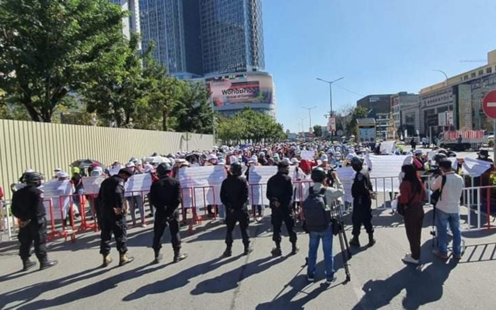 Workers rally near the NagaWorld casino in Phnom Penh on January 4, 2022. (Kuoy Langdy/VOD)