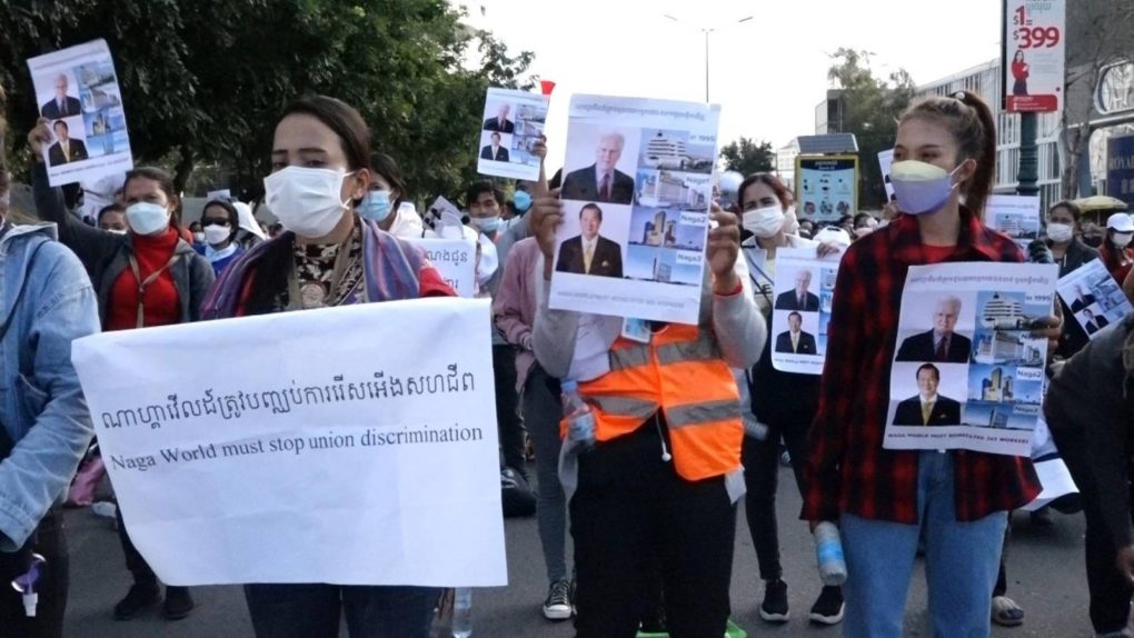 NagaWorld workers rally in Phnom Penh on January 5, 2022. (Hy Chhay/VOD)