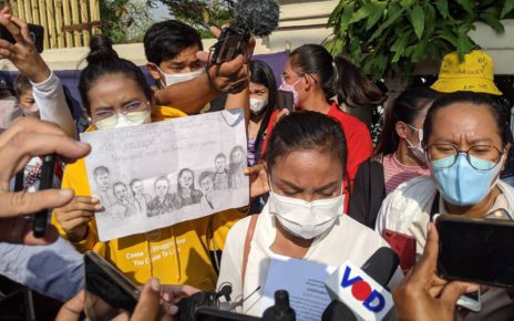 NagaWorld workers speak to journalists outside the Labor Ministry in Phnom Penh on January 10, 2022. (Keat Soriththeavy/VOD)