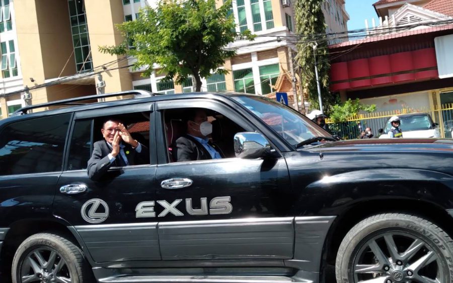 Former opposition leader Kem Sokha waves as he leaves the Phnom Penh Municipal Court in an SUV after his trial resumed on January 19, 2022. (Ouch Sony/VOD)