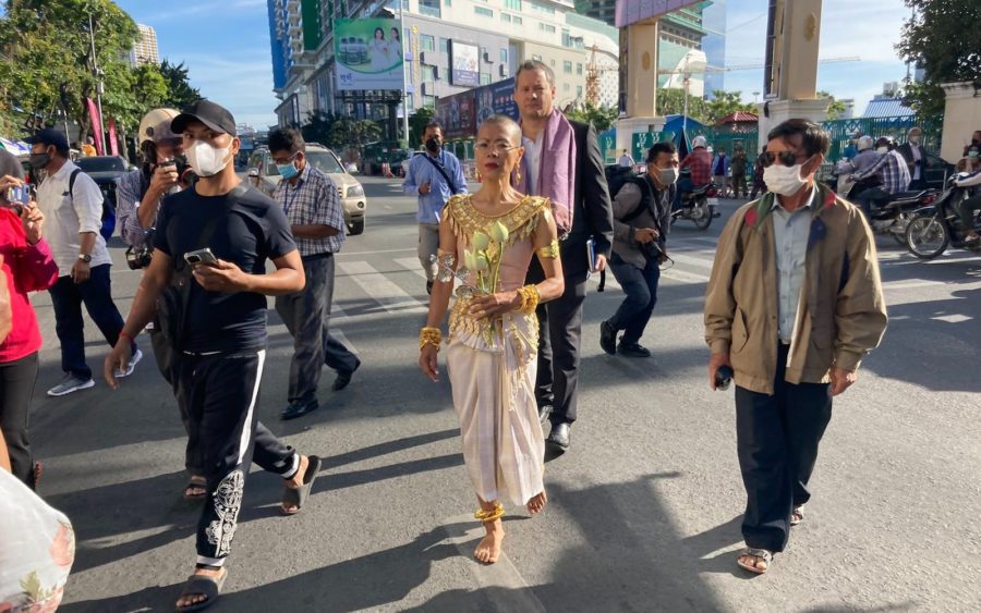 Seng Chan Theary, in an apsara costume, and US lawyer Jared Genser behind her, walk to the Phnom Penh Municipal Court in December 2021. (Ananth Baliga/VOD)