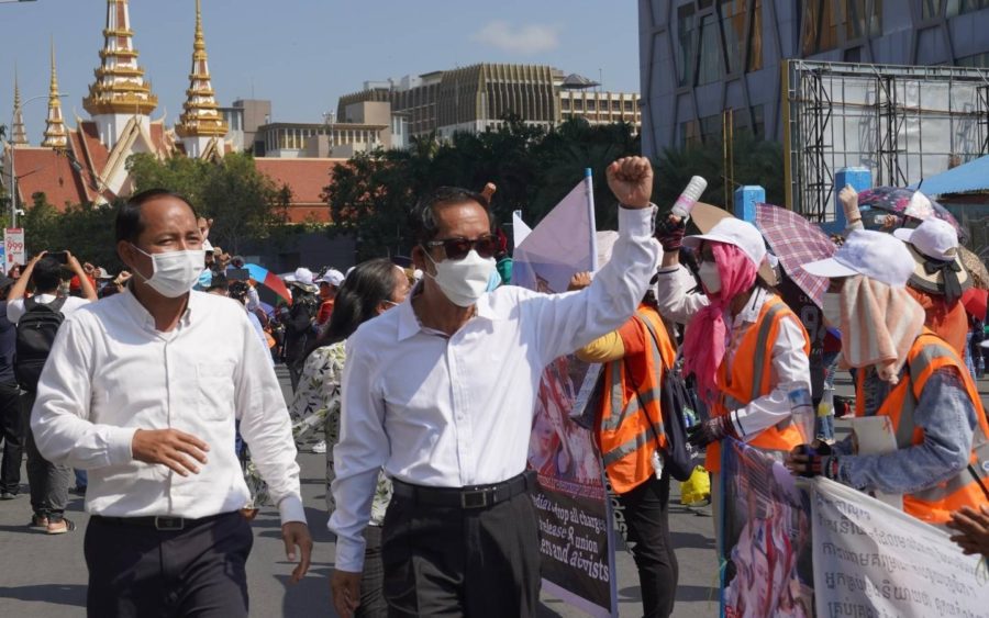 Prominent unionists Ath Thorn and Rong Chhun cheer on striking NagaWorld workers in Phnom Penh on January 22, 2022. (Tran Techseng/VOD)