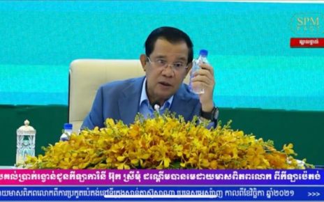Prime Minister Hun Sen urged Cambodians to drinking bottled water rather than from a glass on Wednesday as a Covid-19 precaution measure. (Hun Sen's Facebook page)