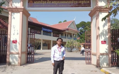 Los Seng News publisher Los Seng is photographed outside the Kampot Provincial Court on January 21, 2022. (Supplied)
