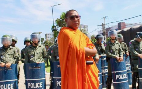 Activist monk Luon Sovath is blocked by police personnel during a protest in Phnom Penh's Chroy Changva district in 2017. (Luon Sovath's Facebook page)