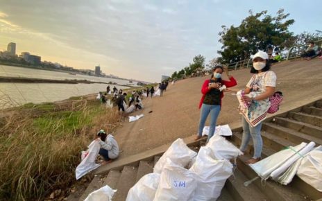 Volunteers clean up along the riverbank in Phnom Penh's Chroy Changva district on December 19, 2021. (Supplied)