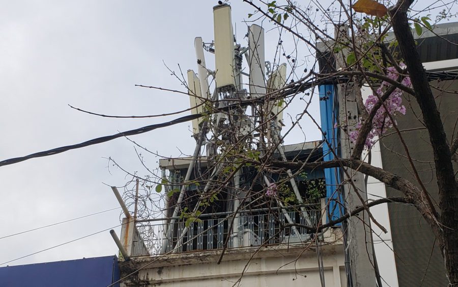 A cell phone tower built into the roof of a shophouse in Phnom Penh on December 20, 2020. (Danielle Keeton-Olsen/VOD)