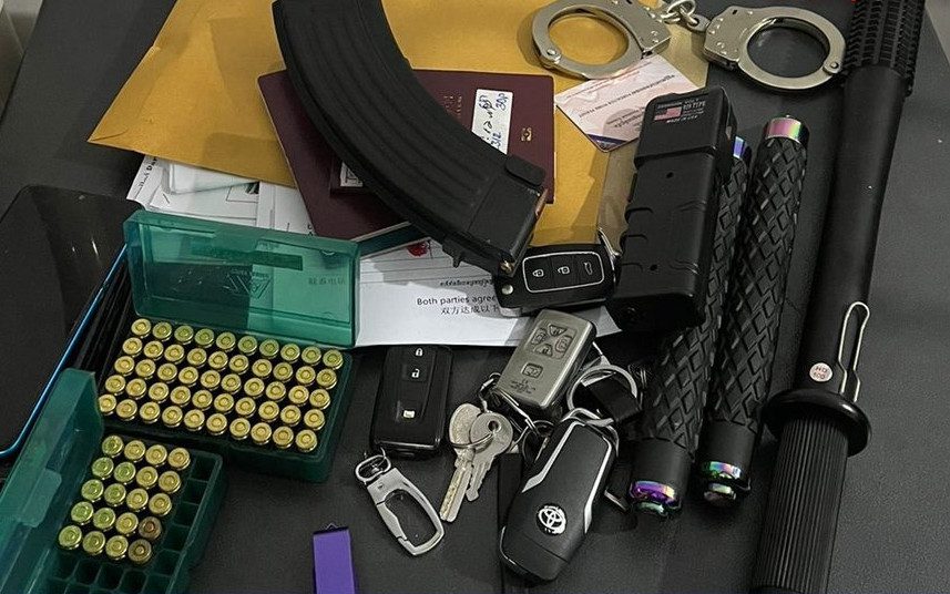 Weapons seized as part of a crackdown on 11 suspects for premeditated murder, illegal detention, extortion and illegal import of weapons in Preah Sihanouk. (National Police)