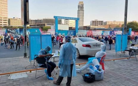 Health workers set up testing sites around the NagaWorld workers’ protests on February 4, 2022. (Keat Soriththeavy/VOD)