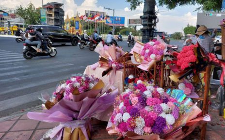 Flowers on sale on Valentine's day in Phnom Penh. (Keat Soriththeavy/VOD)