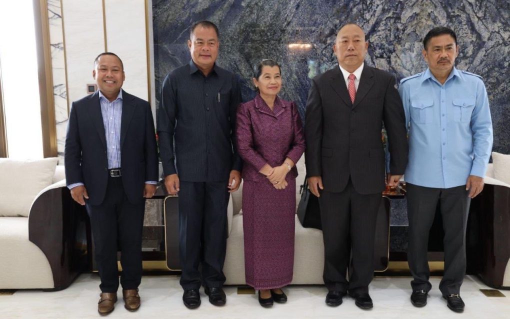 Preah Sihanouk deputy governor Long Dimanche, provincial military police chief Heng Bunty, Deputy Prime Minister Men Sam An, Ruili Airlines’ Dong Lecheng and provincial police chief Chuon Narin in November 2021. (Men Sam An’s Facebook page)