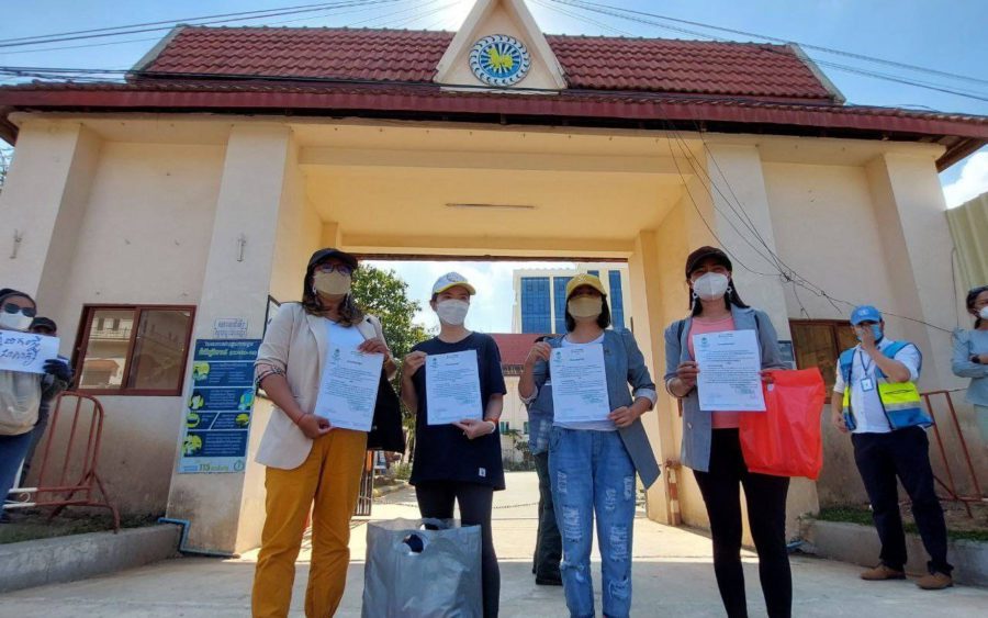 Four summoned NagaWorld protesters outside the Phnom Penh Municipal Police headquarters on February 18, 2022. (Keat Soriththeavy/VOD)