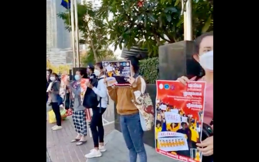 Union members protest outside the NagaWorld 2 casino on February 23, 2022. (Mam Sovathin)
