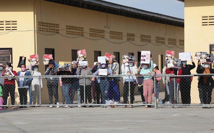 NagaWorld strikers continued their protest at a Prek Pnov quarantine facility on Monday, after they were detained there and two people tested positive for Covid-19. (Licadho)
