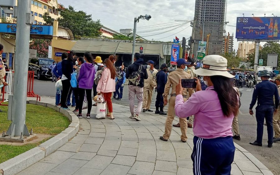 Authorities surround NagaWorld workers at the intersection of Sothearos and Sihanouk boulevards on February 24, 2022. (Chhorn Raksmey/VOD)