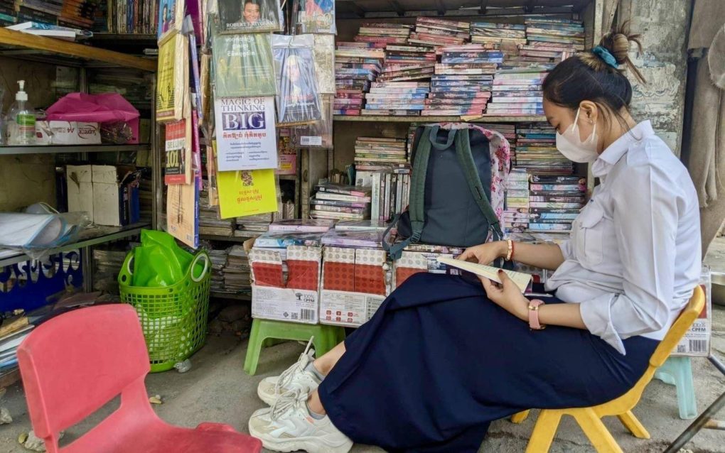A student reads at the bookstall of vendor You Samrang. (Keat Soriththeavy/VOD)