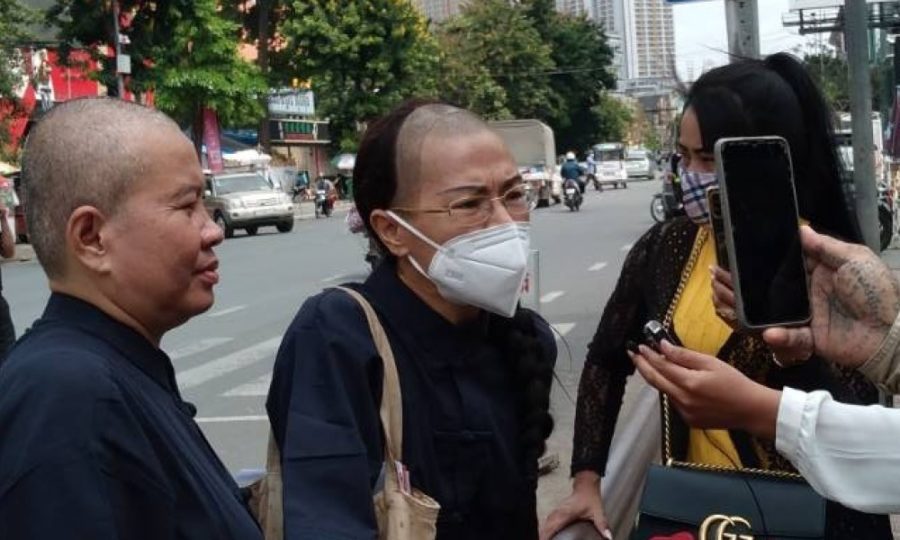 Opposition activist Seng Chan Theary, in mask, arrives at court Tuesday for her hearing as part of an ongoing mass trial of opposition members and supporters, February 22, 2022. (Ouch Sony/VOD)
