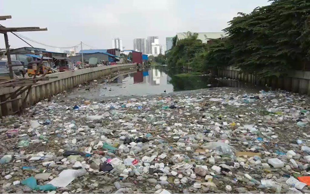 A screenshot from a video of Boeng Trabek canal in Chamkarmon district taken on February 17, 2022, showing trash amassing on the water. (Provided by Phuon Keoreaksmey) 