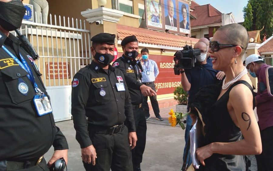CNRP defendant Seng Chan Theary arrives at the Phnom Penh Municipal Court on March 1, 2022. (Ouch Sony/VOD)
