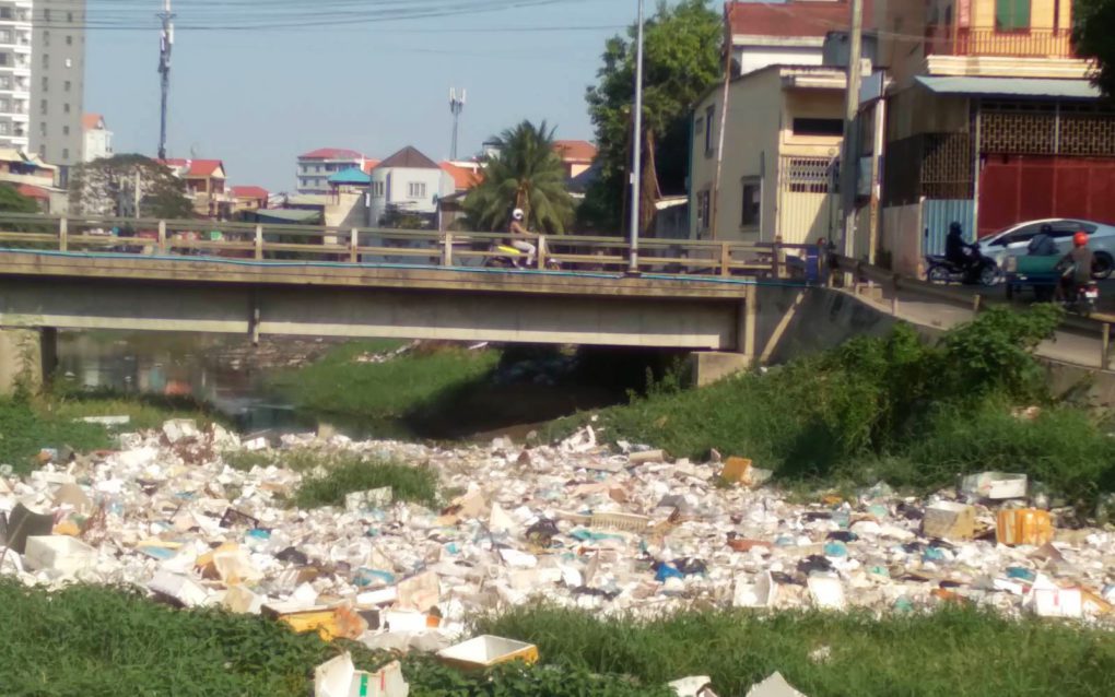 Trash in Meanchey district, on March 1, 2022. (Meng Kroypunlok/VOD)