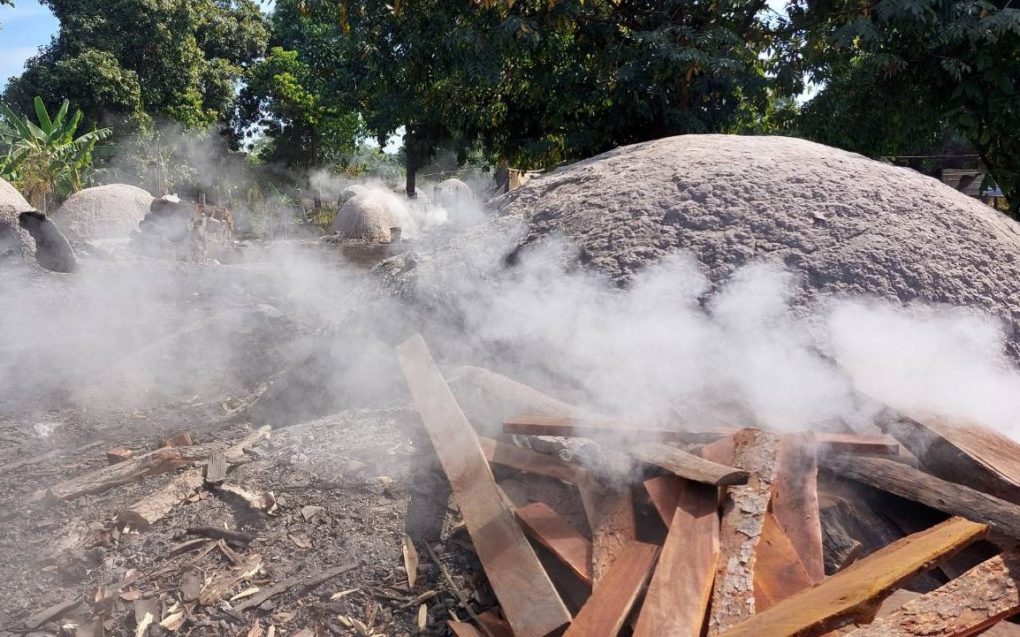 Charcoal mounds give off smoke near the home of Pech Srey Mom in Siem Reap province’s Banteay Srei district. (Mech Choulay/VOD)