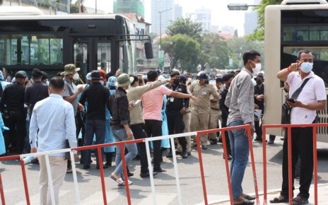 Police force NagaWorld protesters onto buses, on March 11, 2022. (Michael Dickison/VOD)