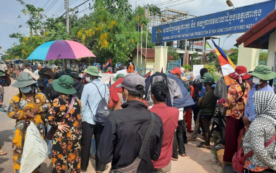 Land disputants gather outside the Koh Kong Provincial Court on March 14, 2022. (Supplied)