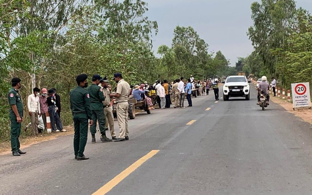 Land disputants are blocked by authorities in Preah Vihear province on March 15, 2022. (Supplied)