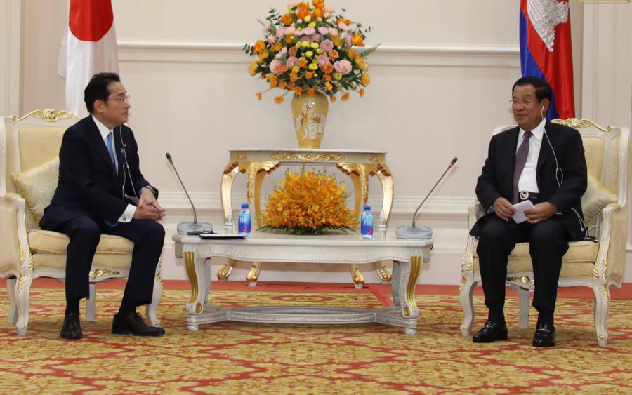 Cambodian Prime Minister Hun Sen speaks to Japanese Prime Minister Kishida Fumio on March 20, 2022. (Hun Sen's Facebook page)