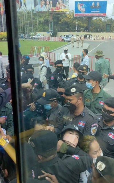 NagaWorld protesters are again forced onto buses on March 22, 2022. (Ros Lyheng)