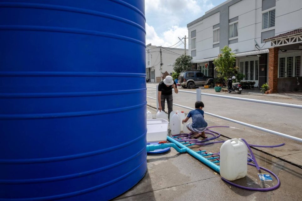Residents in Borey Piphup Thmey fill water from a tank on March 22, 2022. (Roun Ry/VOD)