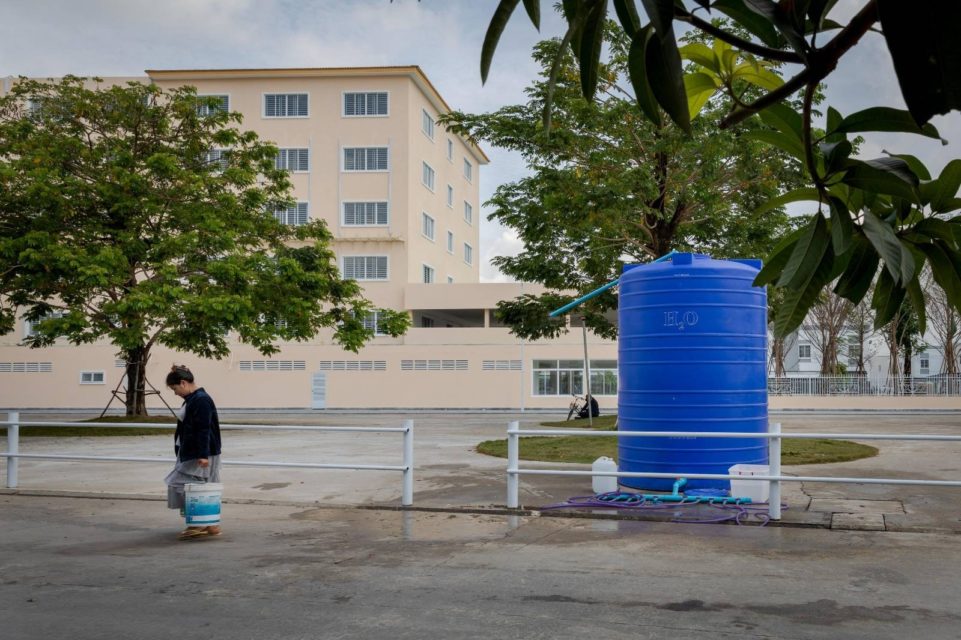 A woman carries water in Borey Piphup Thmey on March 22, 2022. (Roun Ry/VOD)