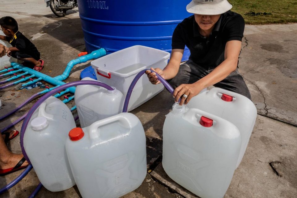 A man in Borey Piphup Thmey fills water from a tank on March 22, 2022. (Roun Ry/VOD)