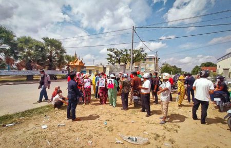 Villagers protest in Phnom Penh’s Prek Pnov district, near Boeng Tamok lake. (Supplied)
