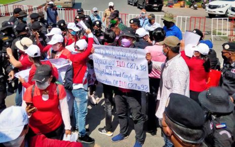 NagaWorld workers attempt to protest in Phnom Penh on March 29, 2022. (Ros Lyheng/Supplied)