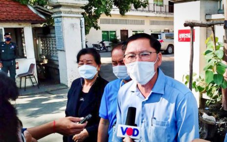Adhoc staffer Ny Sokha speaks to the media outside the Appeal Court in Phnom Penh on March 25, 2022. (Ouch Sony/VOD)