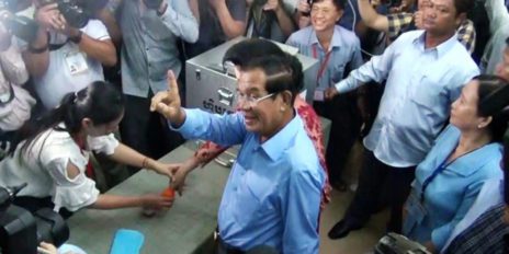 Prime Minister Hun Sen votes on July 29, 2018 in Kandal province. (VOD)