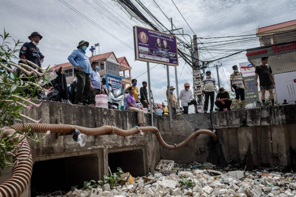 Workers and officials at a cleanup of Bak Touk Keo canal in Russei Keo district’s Toul Sangke I commune on March 23, 2022. (Roun Ry/VOD)