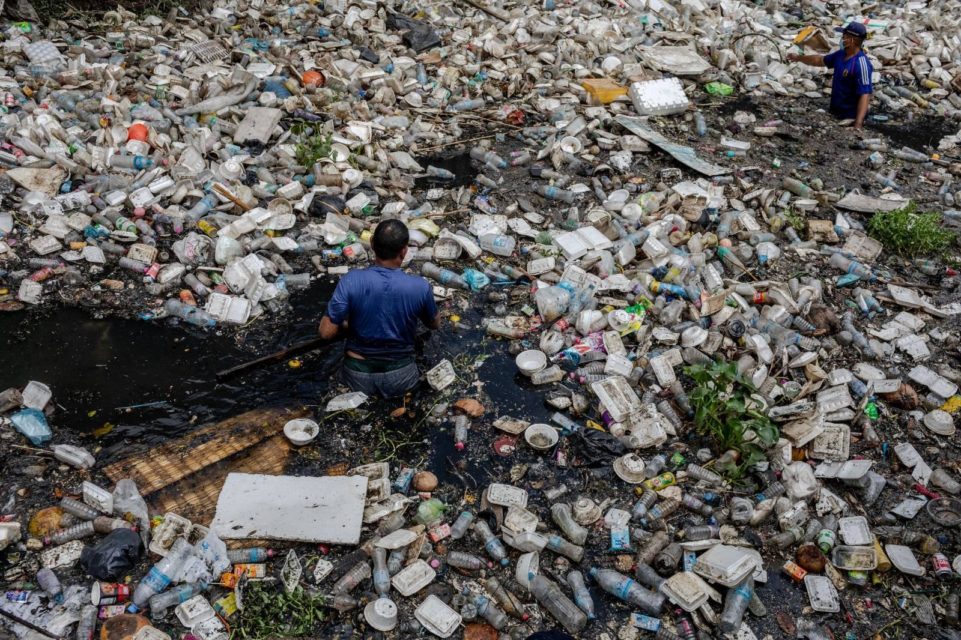 A worker cleans Bak Touk Keo canal in Russei Keo district’s Toul Sangke I commune on March 23, 2022. (Roun Ry/VOD)