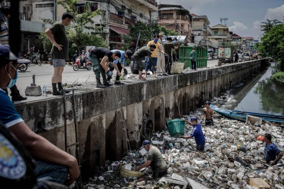 Workers and officials at a cleanup of Bak Touk Keo canal in Russei Keo district’s Toul Sangke I commune on March 23, 2022. (Roun Ry/VOD)