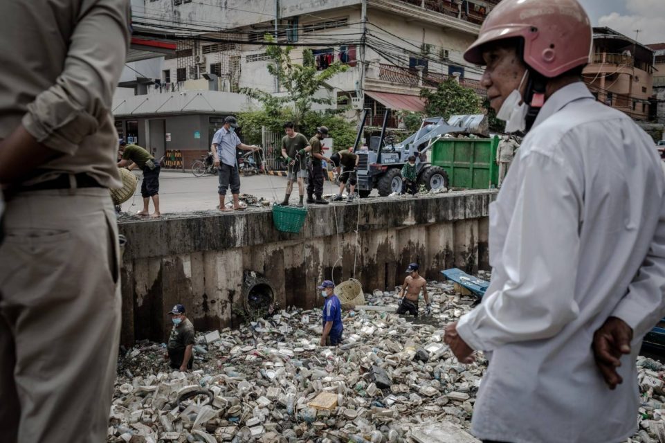 Workers and officials at a cleanup of Bak Touk Keo canal in Russei Keo district’s Toul Sangke I commune on March 23, 2022. (Roun Ry/VOD)