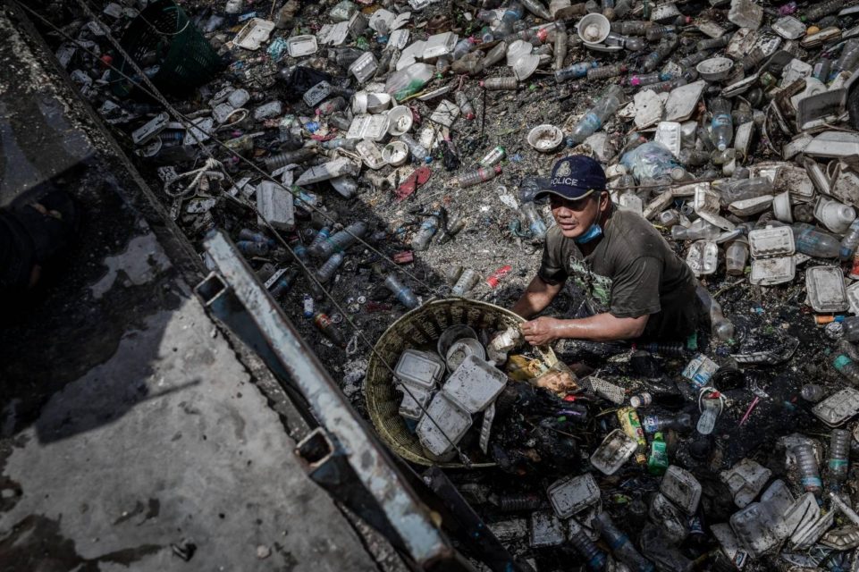 A worker cleans Bak Touk Keo canal in Russei Keo district’s Toul Sangke I commune on March 23, 2022. (Roun Ry/VOD)