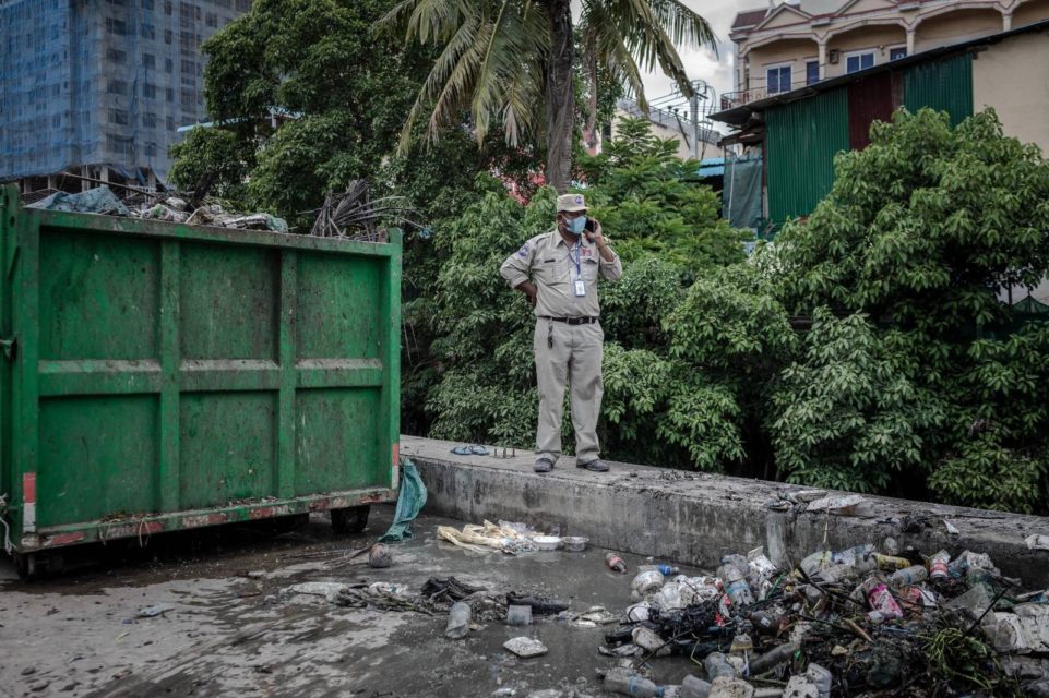 An official at a cleanup of Bak Touk Keo canal in Russei Keo district’s Toul Sangke I commune on March 23, 2022. (Roun Ry/VOD)