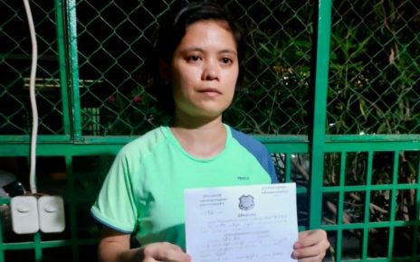 LRSU unionist Chhim Sithar holds up a prison release form after her reported release from Correctional Center 2 on March 14, 2022. (Fresh News)