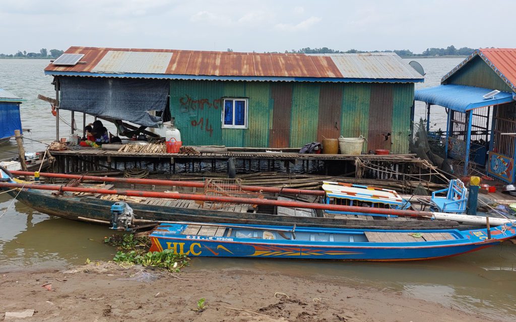 A floating house and a few motorized boats docked along the Mekong riverbank in Kandal's Ka'am Samnor commune on March 14, 2022. (Danielle Keeton-Olsen/VOD)