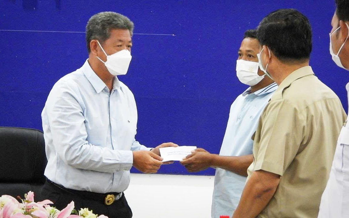 Preah Sihanouk provincial governor Kouch Chamroeun hands over an envelope in relation to the birth of a child outside a public health facility. (Preah Sihanouk provincial administration)