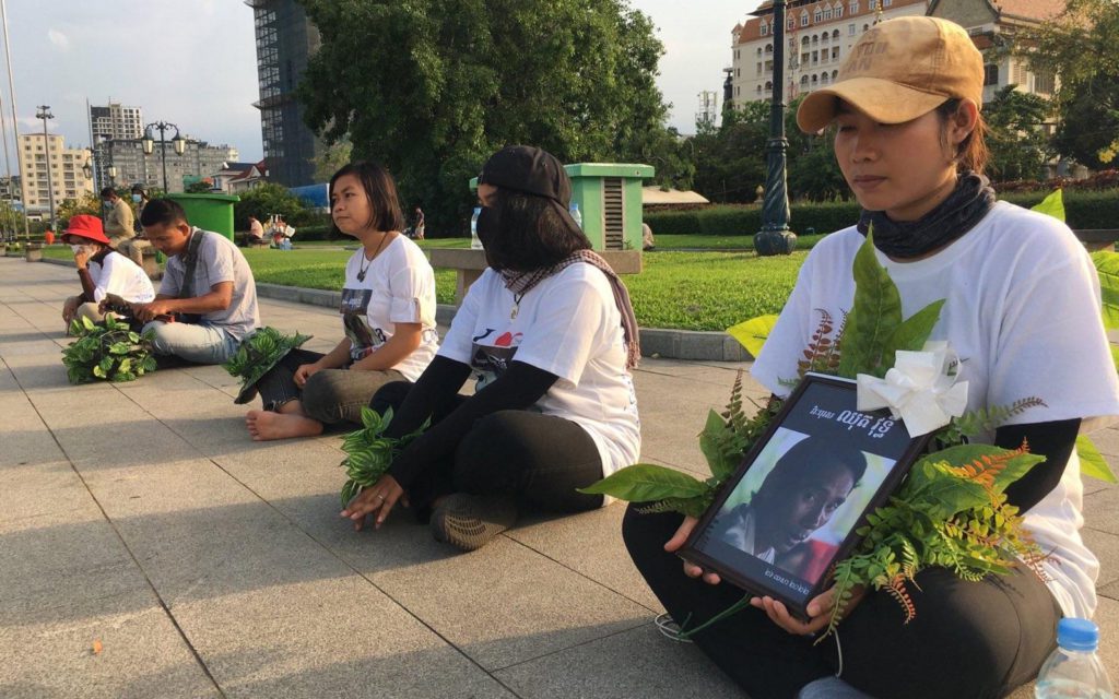 Activist sit in Phnom Penh’s Wat Botum Park after a clash with Daun Penh district authorities, on April 26, 2022. (Meng Kroypunlok/VOD)
