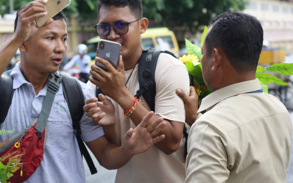 Daun Penh district security guards and activists clash in Phnom Penh on April 26, 2022. (Meng Kroypunlok/VOD)