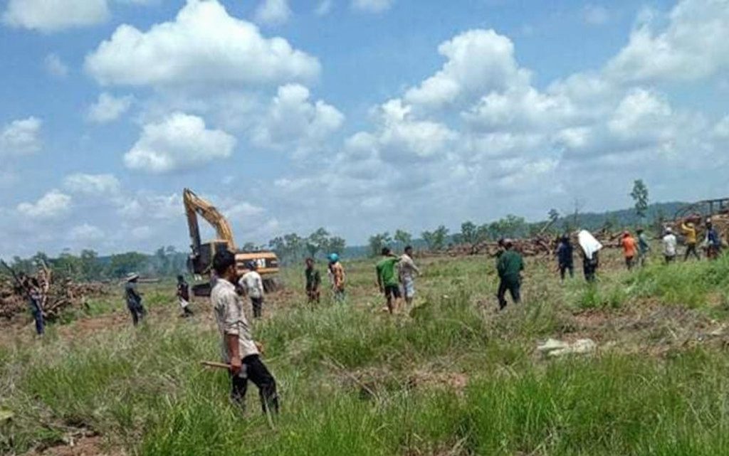 People block land clearing in Kratie’s Sambo district on April 27, 2022. (Supplied)