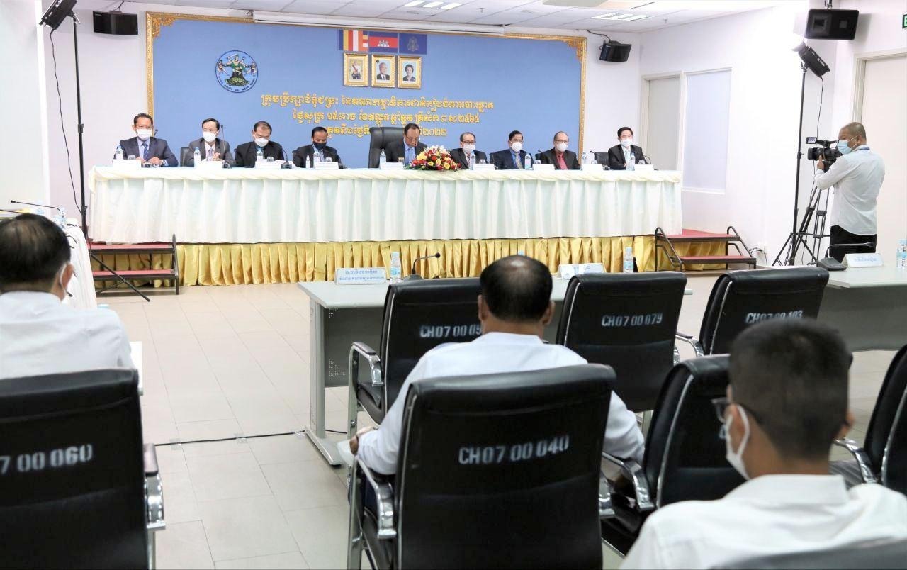 National Election Committee (NEC) head Prach Chan delivers results for complaints, striking three Candlelight Party candidate lists from communes in Phnom Penh, April 1, 2022. Photo submitted from NEC.